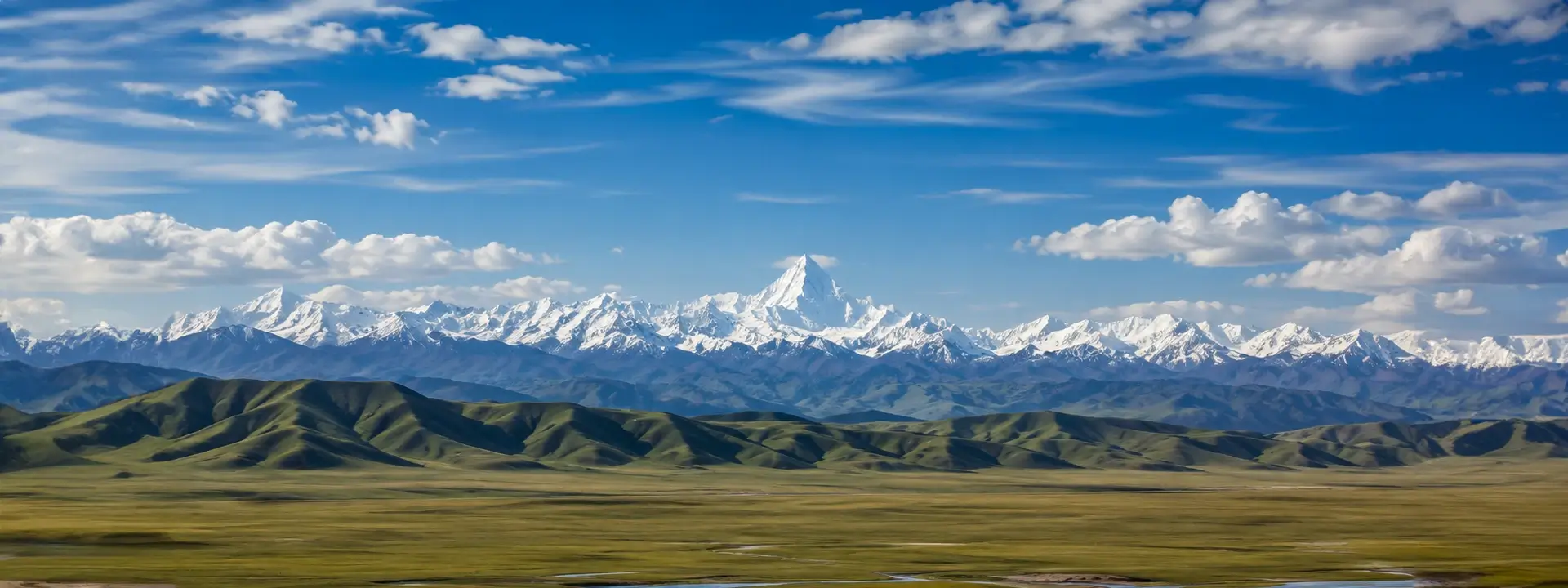 Blick auf das Tian Shan Gebirge - Himmelsgebirge in Kirgistan mit dem Khan Tengri als zentralem Berg in der Mitte